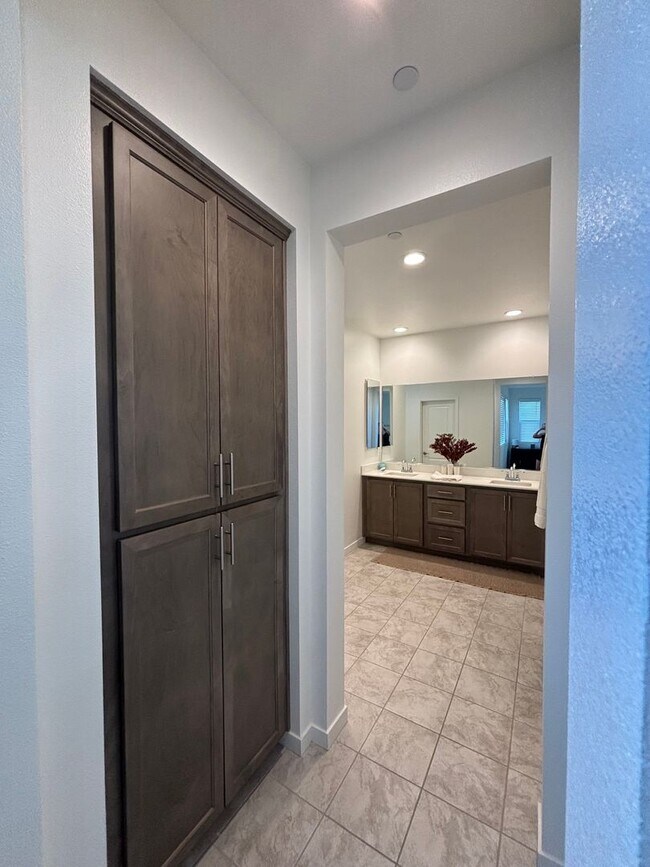 Building Photo - Beautiful Town-Home Bedford Community!