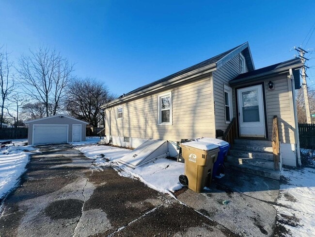 Building Photo - Freshly Updated Single-Family Home with Spacious Upper Bedroom