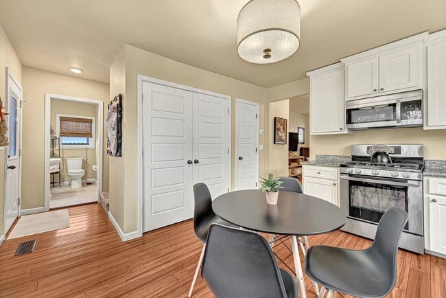 Building Photo - 983 N Main St