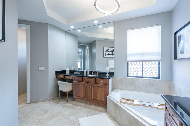 Building Photo - 8950 Lakeview Pl
