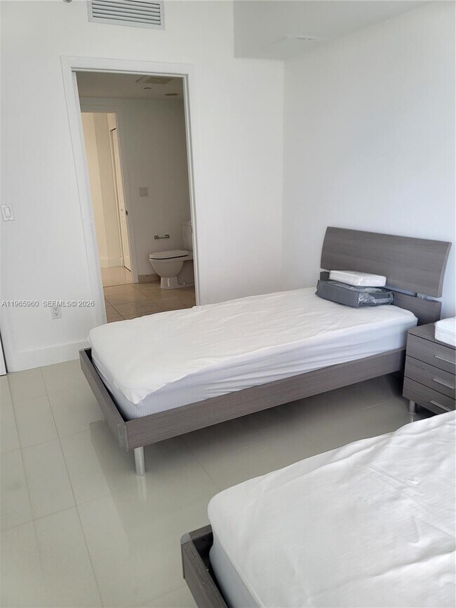 Building Photo - 475 Brickell Ave