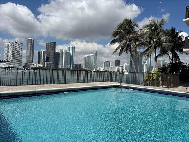 Building Photo - 801 N Venetian Dr