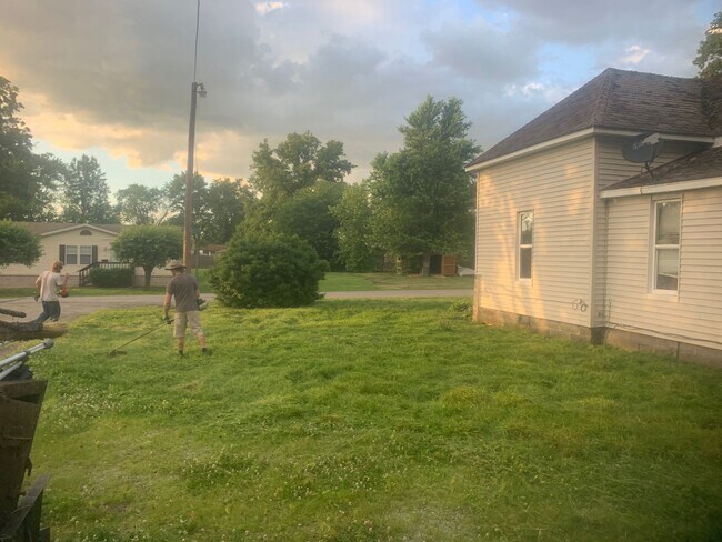 Building Photo - Handy Man Special! - $290 MONTH / $300 DOWN