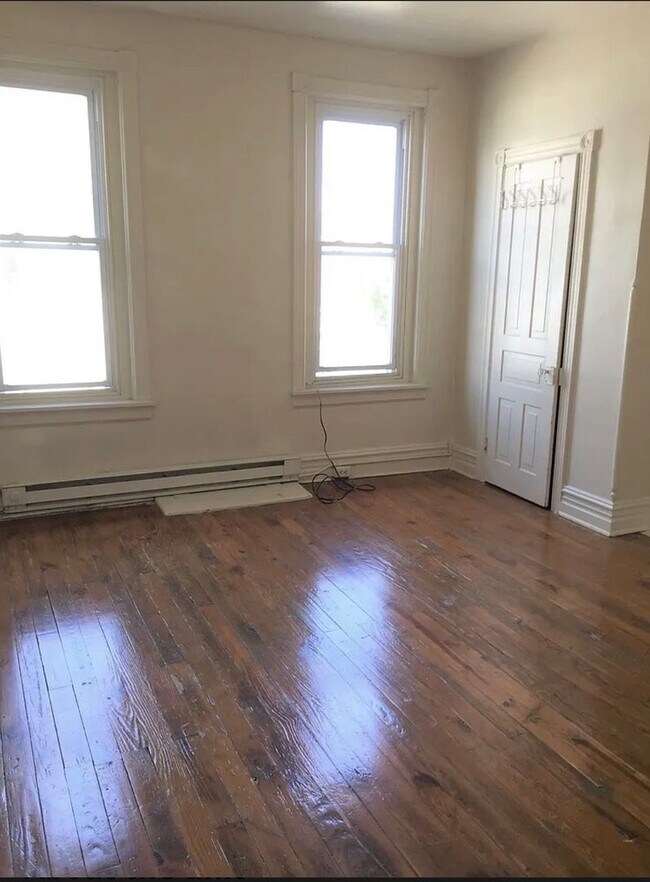 Building Photo - Student Housing 5 bedroom House Available Now & 2026-2027 School Year!