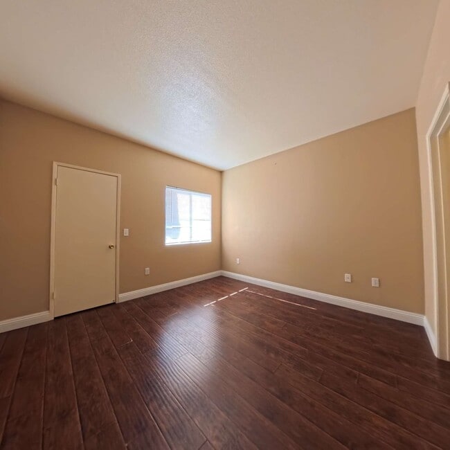Building Photo - Lovely 2 Bed, 2 Bath Condo at South Gate!