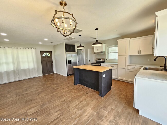 Building Photo - 6210 Edison St