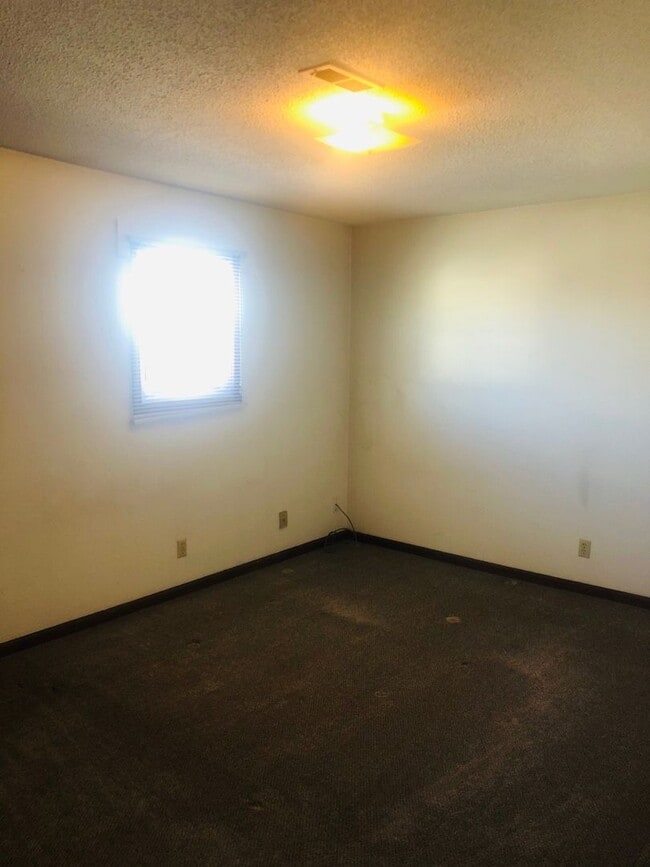 Building Photo - Convenient Location