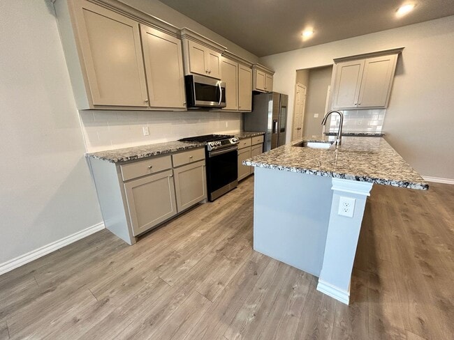 Building Photo - 3Bed/2Bath Available !