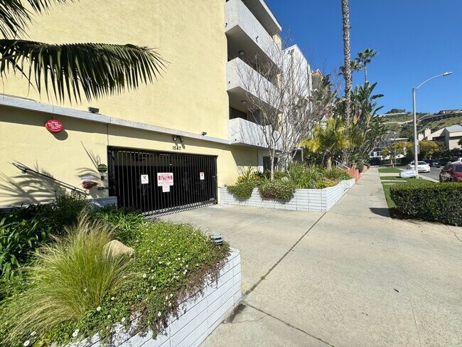 Building Photo - 1547 N Hayworth Ave