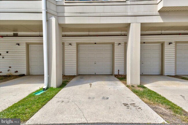 Building Photo - 11575 Cavalier Landing Ct