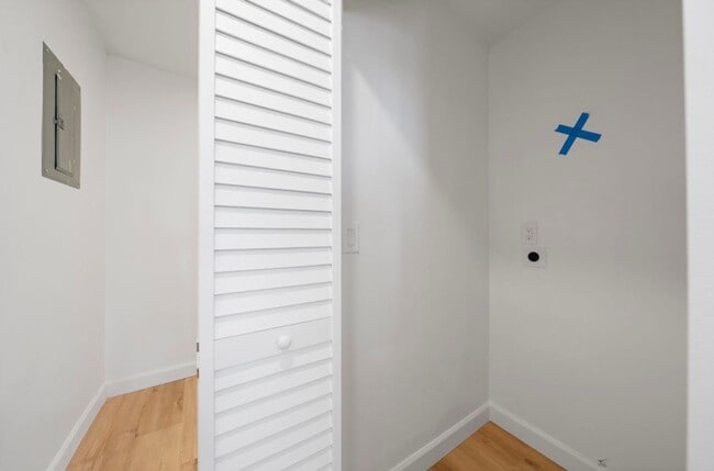 Building Photo - 3 Bed 2 Bath Townhouse For Rent in Pacific...