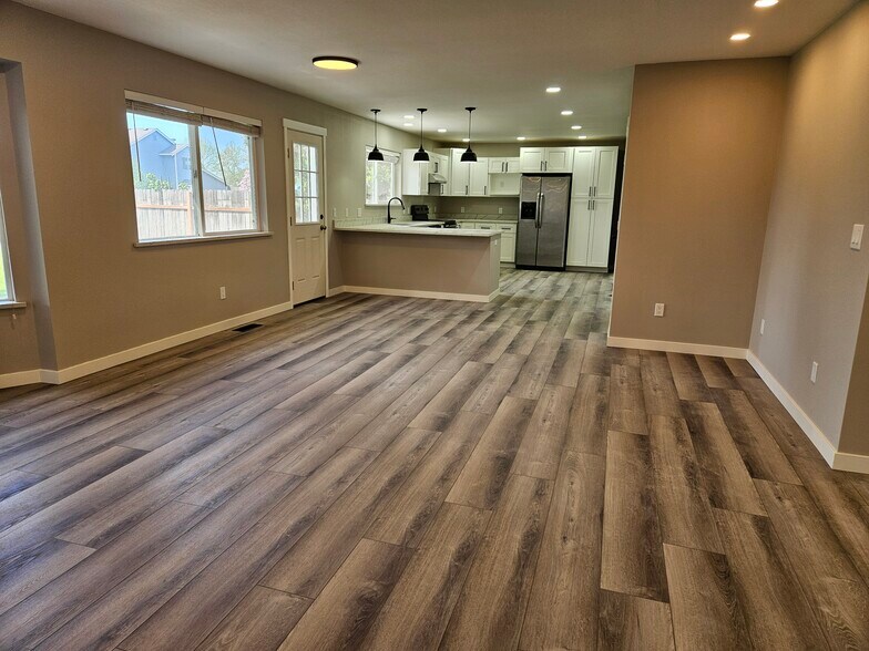 Building Photo - 2214 Claremont Ct