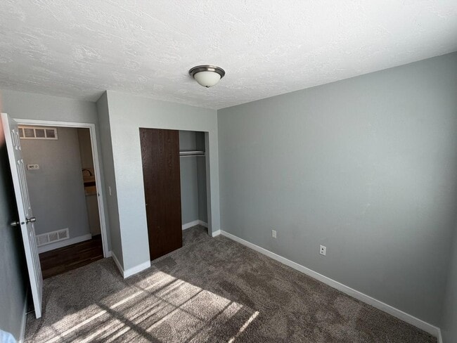 Building Photo - 65 E 600 S