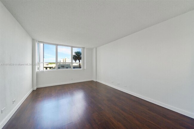 Building Photo - 1500 Bay Rd