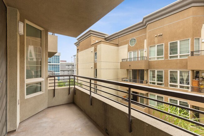 Building Photo - 2 Bed/2 Bath Condo available at Union Square!