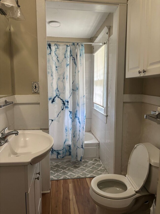 Building Photo - 5 Bed/2 Bath in California Neighborhood