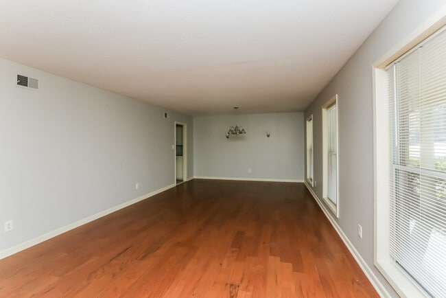 Building Photo - 5606 Warwick Dr