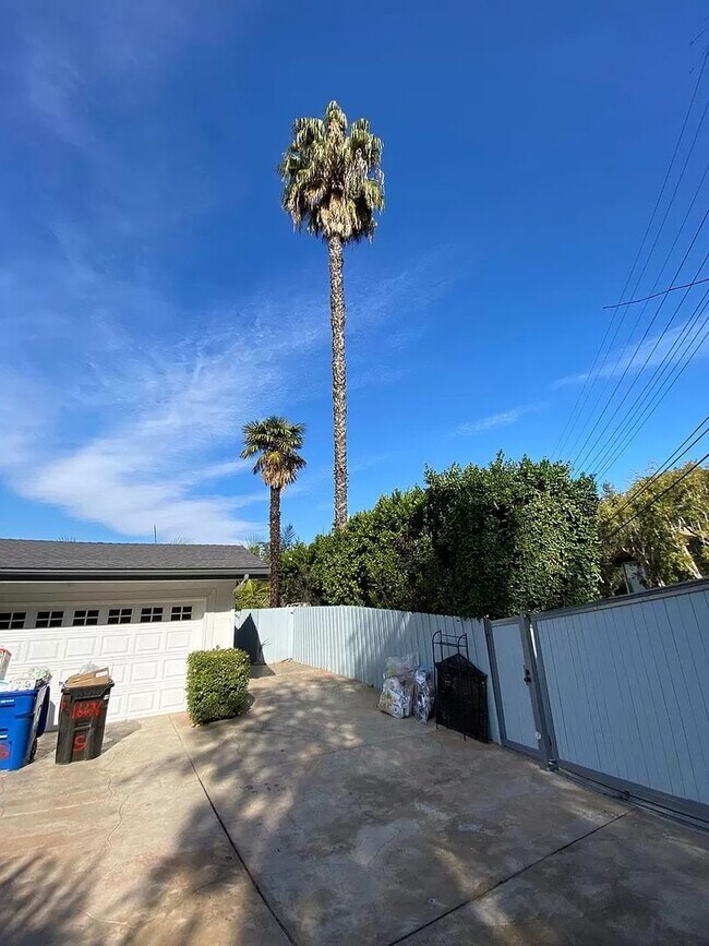 Building Photo - 16636 Calneva Dr