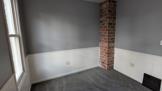 Building Photo - Charming 3-bedroom, 1-bathroom home located in the heart of Akron