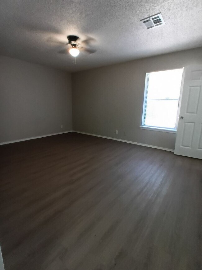 Building Photo - Cute Duplex