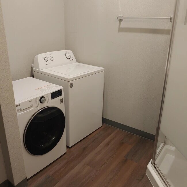 Building Photo - 1520 E Berry St