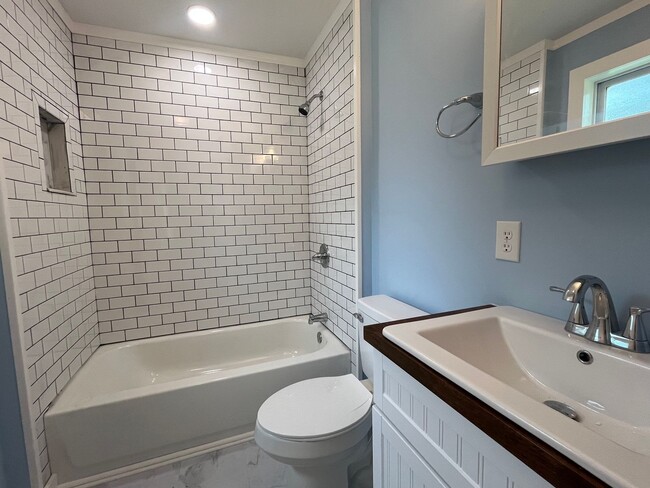 Building Photo - Newly Renovated 3 bedroom, 2 bath home in ...