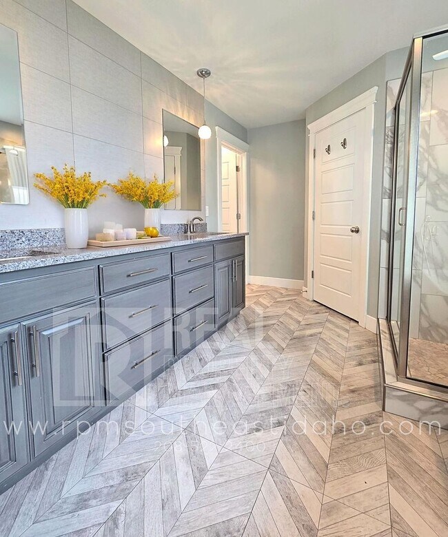 Building Photo - Gorgeous 6 Bedroom, 3 Bathroom Home in Mountain Bend in Ammon - By Real Property Management