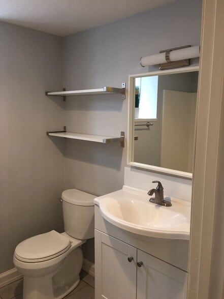 Bathroom - 4415 SE Hawthorne Blvd