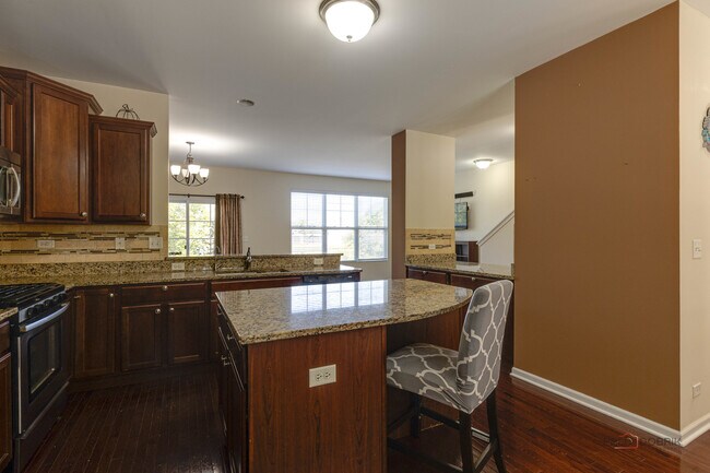 Building Photo - 533 Plaza Pl
