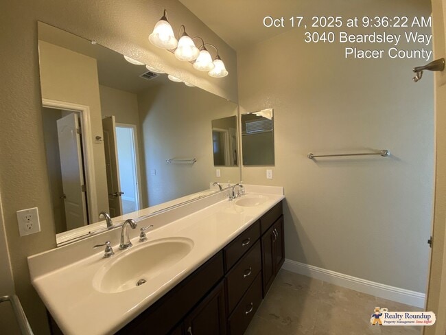 Building Photo - Pristinely Maintained Roseville Home with ...