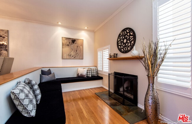 Building Photo - 514 S Barrington Ave