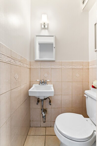 Building Photo - 1318 E 58th St