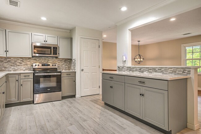 Building Photo - Beautiful split foyer home in Colonial Hei...
