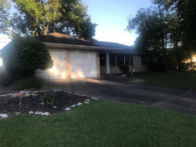 Building Photo - 1806 Foxwood Rd