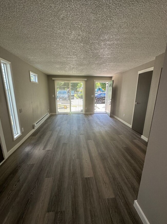 Building Photo - Downtown Renton ground floor gated condo for rent. Newly remodeled.
