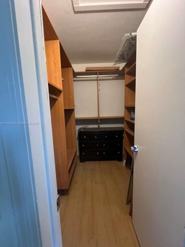 Building Photo - 1100 NE 9th Ave