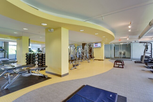 Building Photo - This luxury 2 bedroom condo has phenomenal amenities and is walking distance to the new Potomac Y...