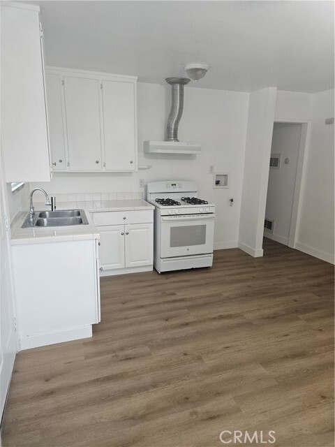 Building Photo - 1814 W Houston Ave