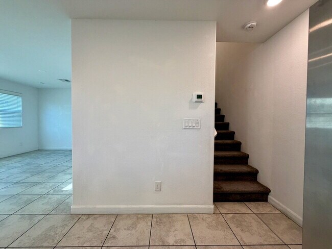 Building Photo - 3 BED 2.5 BATH 2 CAR GARAGE TOWNHOUSE IN CADENCE HENDERSON WITH LOFT