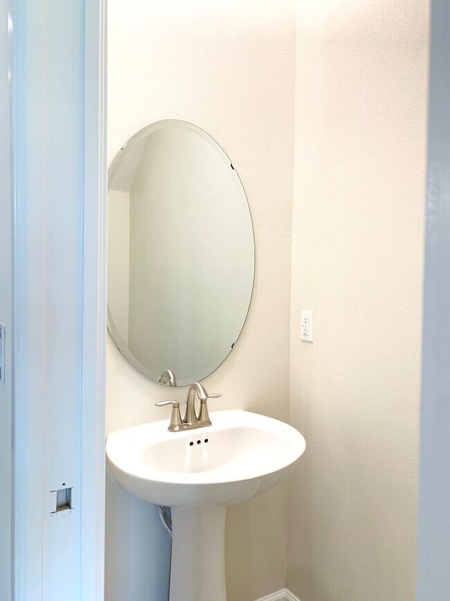 Building Photo - Awesome Townhome for rent
