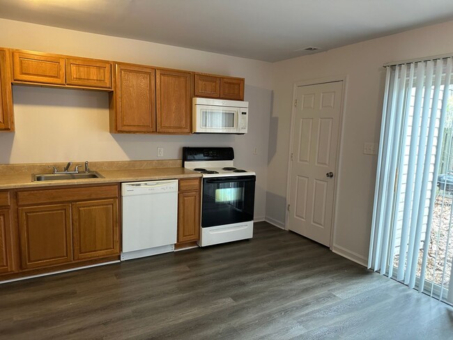 Building Photo - Townhouse in Newport News