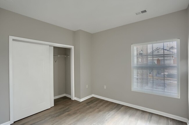 Building Photo - Completely Updated FIRST FLOOR Condo For L...