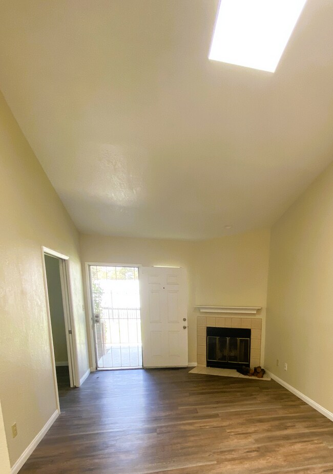 Building Photo - Newly Renovated Condo - In Beautiful Gated Community!