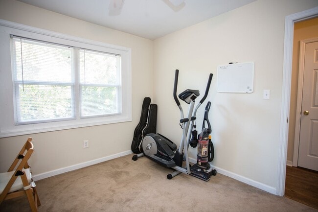 Building Photo - Cute and Quiet West Side Duplex!