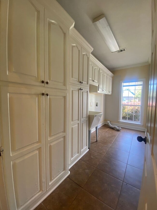Building Photo - 314 Romar Pl
