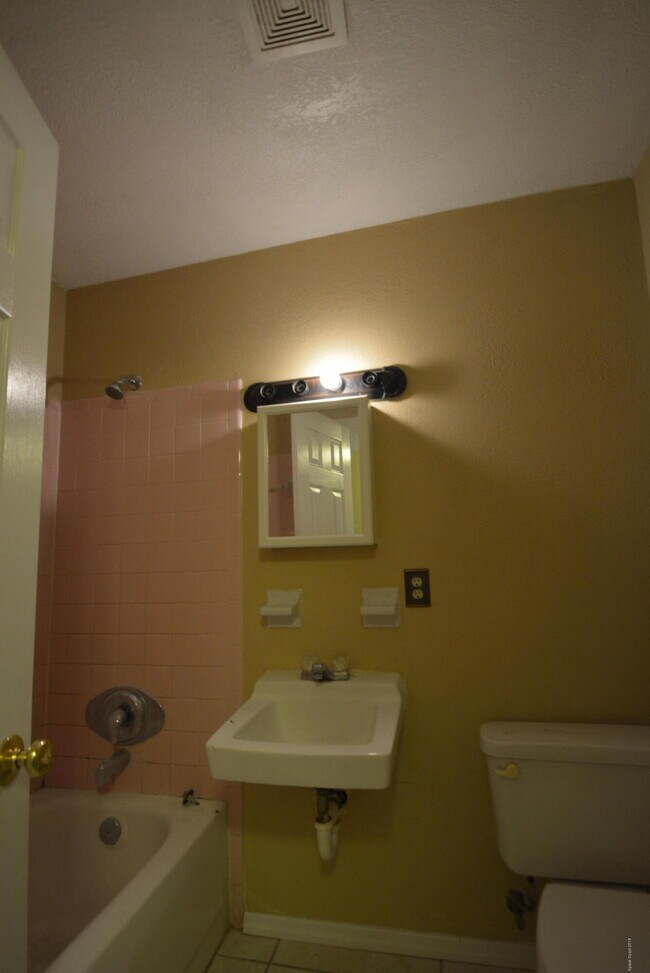 Building Photo - 1317 Baker Dr