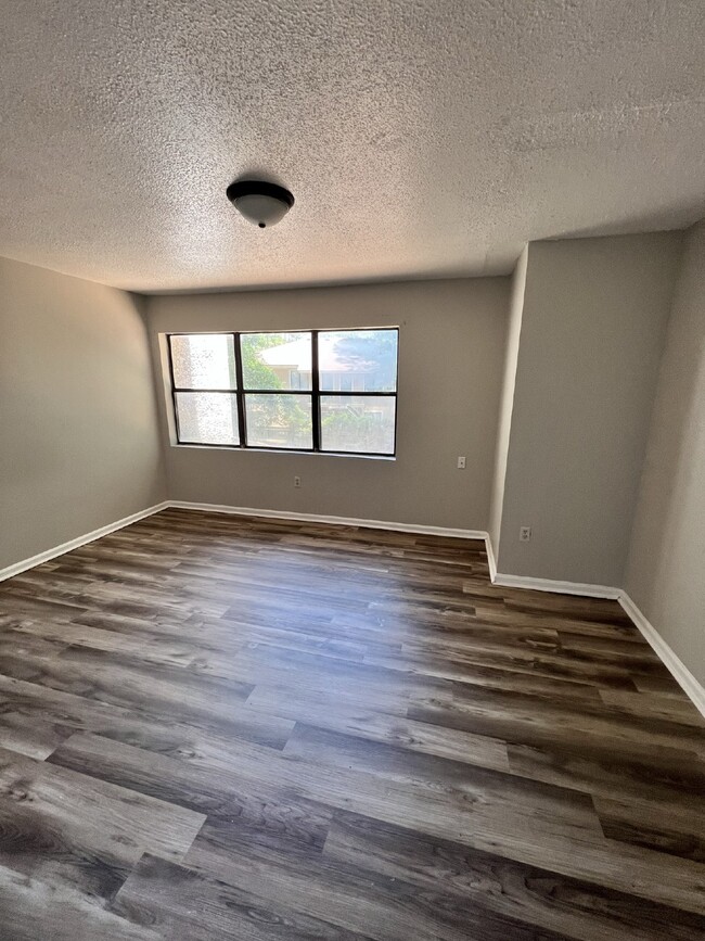 Building Photo - Townhouse For Rent