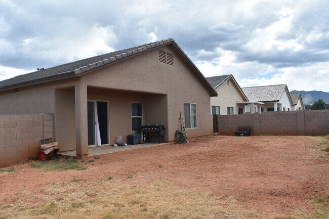 Building Photo - Newer 2021 Beautiful home in gated communi...