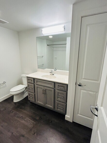 Building Photo - 550 New Holland Ave