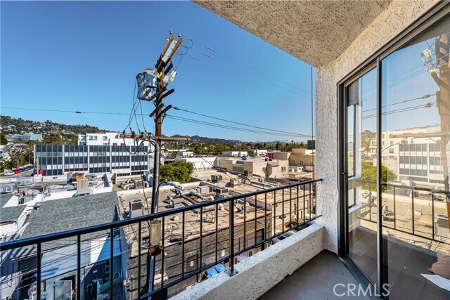 Building Photo - 660 N Sweetzer Ave